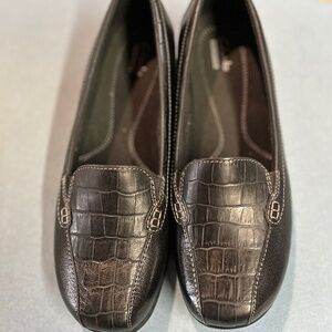 Clarks Women's Croco Embossed Slip-on loafers, size 8 wide, black
